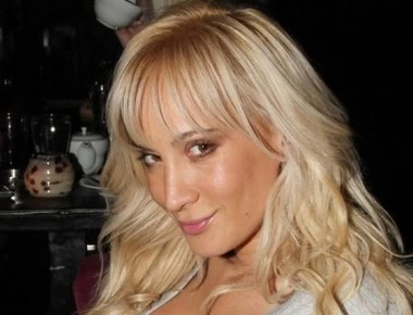 Μαρία Ματσούκα: Οι καμπύλες της αναστάτωσαν την παραλία (φωτο)